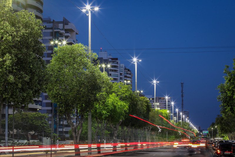No momento, você está visualizando Prefeitura reforça iluminação pública na Ponta Negra com instalação de postes com LED no canteiro central
