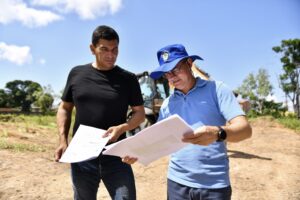 Leia mais sobre o artigo Prefeito visita áreas onde serão construídas casas populares