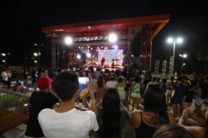 Leia mais sobre o artigo Tardezinha na Casa de Praia Zezinho Corrêa recebe banda de pagode manauara