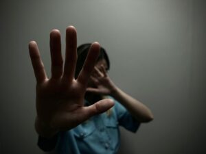 Leia mais sobre o artigo Polícia orienta sobre estupro: o que é, qual a pena, até quando é possível denunciar?