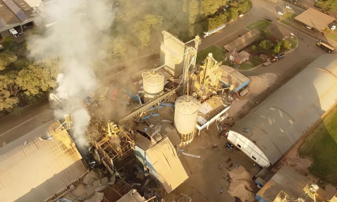 No momento, você está visualizando Oito pessoas morrem em explosão de silo no Paraná