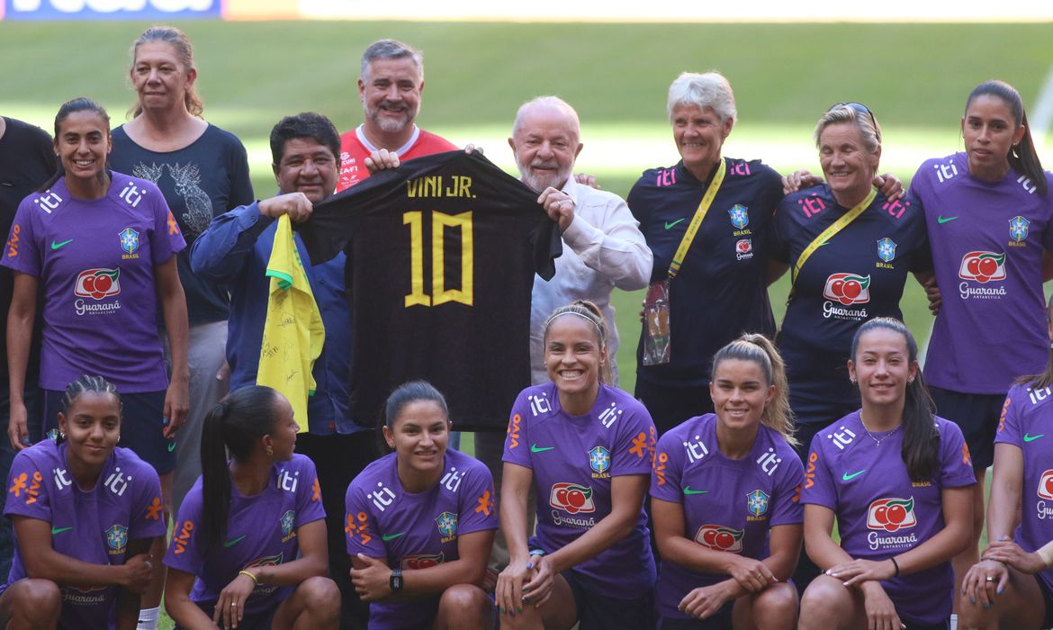 No momento, você está visualizando Lula defende investimento no futebol para mulheres