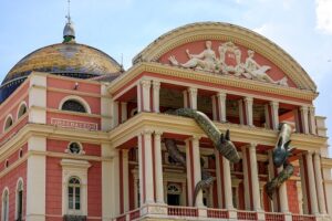 Leia mais sobre o artigo Arte contemporânea ‘Entidades’ destaca a fachada do Teatro Amazonas 