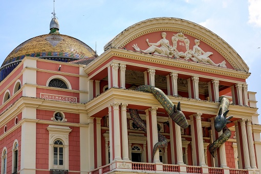 No momento, você está visualizando Arte contemporânea ‘Entidades’ destaca a fachada do Teatro Amazonas 