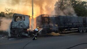 Leia mais sobre o artigo Na BR-174, Corpo de Bombeiros combate incêndio em carreta que transportava soja