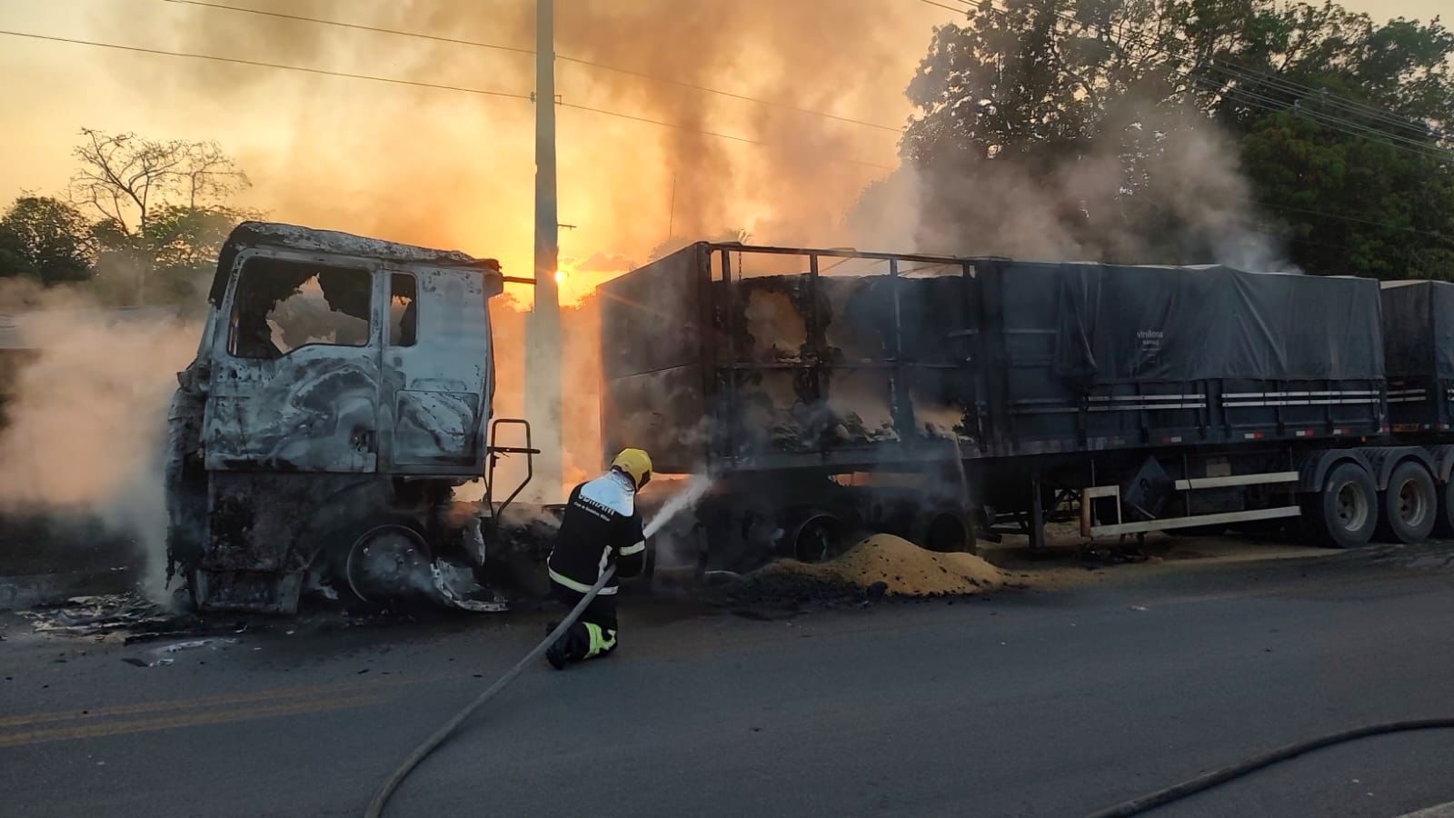 No momento, você está visualizando Na BR-174, Corpo de Bombeiros combate incêndio em carreta que transportava soja