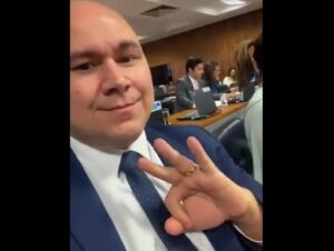 Leia mais sobre o artigo Deputado federal Abílio Brunini é acusado de fazer gesto supremacista em sessão da CPMI