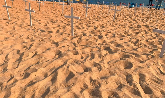 No momento, você está visualizando Cruzes são colocadas na Ponta Negra em homenagem a policiais e bombeiros militares mortos durante a pandemia