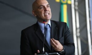 Leia mais sobre o artigo Moraes proíbe qualquer contato de Mauro Cid com Bolsonaro e Michelle