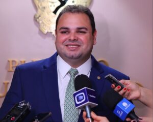 Leia mais sobre o artigo Roberto Cidade destaca atuação da Procuradoria da Mulher da Aleam e parabeniza Polícia do Amazonas por captura de suspeito de feminicídio