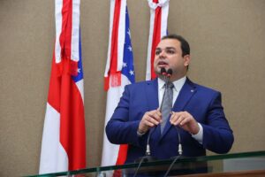 Leia mais sobre o artigo Leis de Roberto Cidade ampliam mecanismos educacionais no Amazonas e promovem o fortalecimento das atividades do profissional da educação
