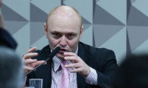 Leia mais sobre o artigo Após depoimento à CPMI, defesa vai pedir proteção a Delgatti