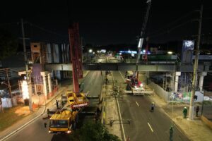 Leia mais sobre o artigo Prefeitura instala viga de sustentação da nova passarela na avenida Ephigênio Salles e chega a 70% do projeto executado
