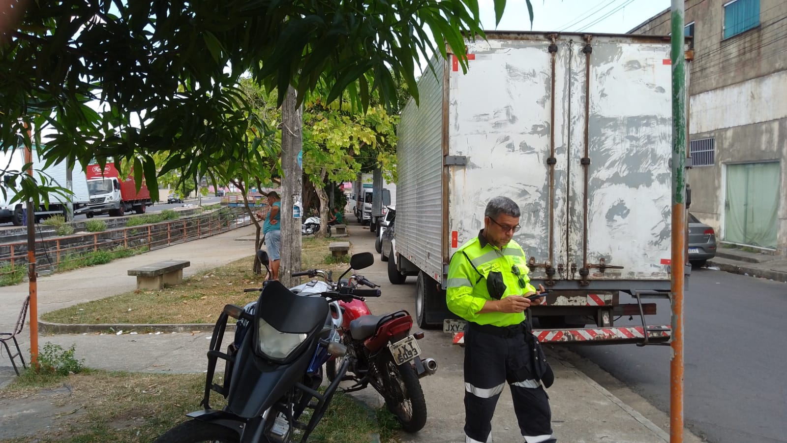 No momento, você está visualizando Prefeitura realiza fiscalização na zona Oeste para garantir mobilidade e segurança no trânsito de Manaus