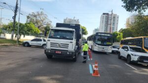 Leia mais sobre o artigo Prefeitura de Manaus autua veículos pesados e reforça importância do cumprimento das regras de trânsito