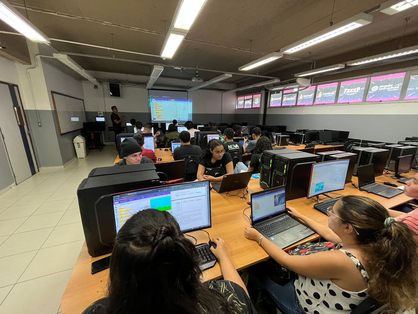 No momento, você está visualizando Prefeitura de Manaus inicia turmas do curso de programação