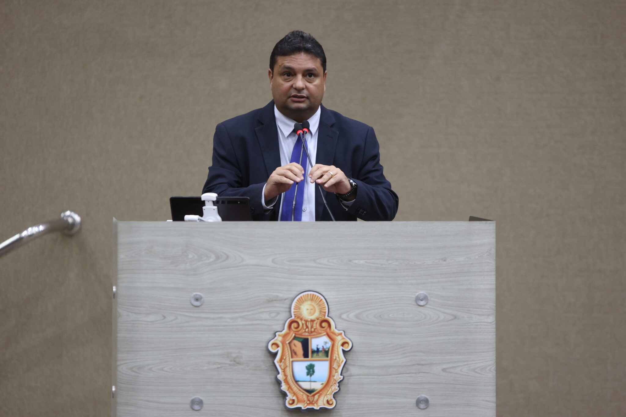 No momento, você está visualizando Caio André defende PL que apoia mulheres com endometriose