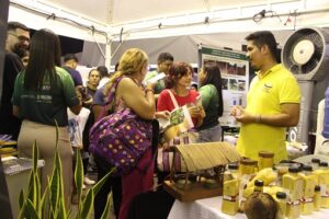Leia mais sobre o artigo Novos sabores de farinha e um repelente à base de óleo da seringueira são apresentados na ação ‘Fapeam na Feira’