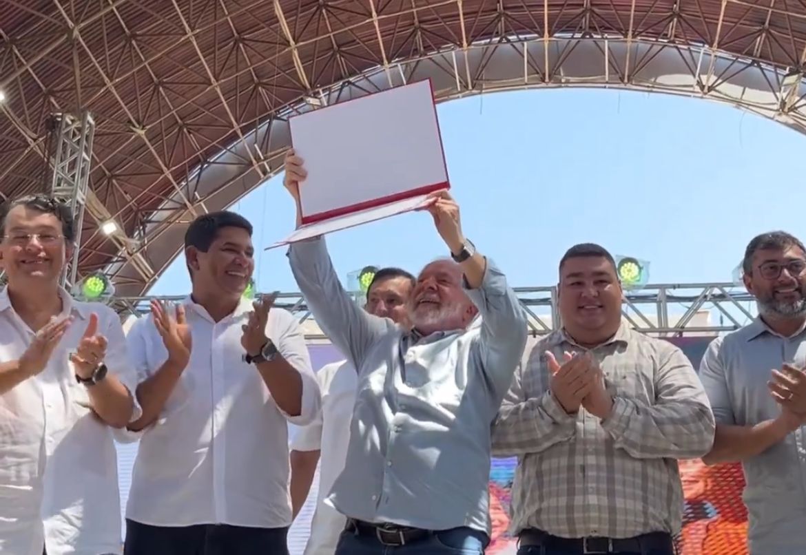 No momento, você está visualizando Presidente Lula é agraciado com título de cidadão parintinense