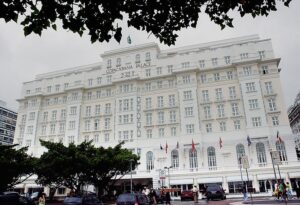 Leia mais sobre o artigo Copacabana Palace completa 100 anos apostando em luxo com tradição