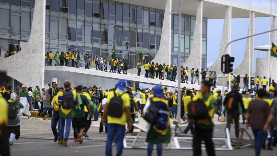 No momento, você está visualizando PF deflagra 15ª fase da Operação Lesa Pátria para identificação de participantes que financiaram e participaram dos ataques do dia 8 de janeiro