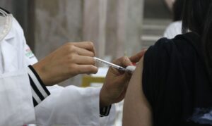 Leia mais sobre o artigo Casos de covid-19 aumentam 80% no mundo; mortes têm queda de 57%