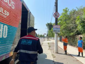Leia mais sobre o artigo Placas de anúncios de imóveis e de supermercado são retiradas de logradouros no ‘Limpa Manaus’