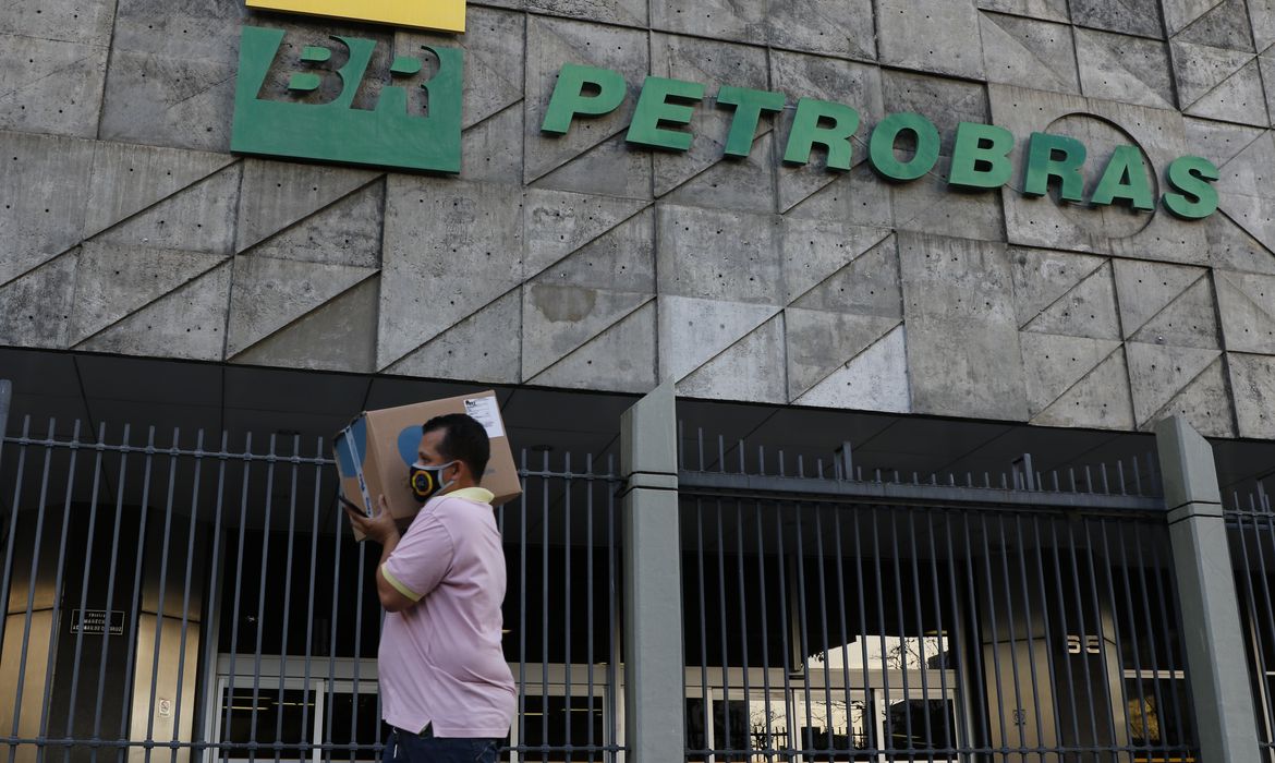No momento, você está visualizando Petrobras reajusta preços da gasolina e do diesel para distribuidoras