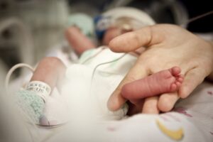 Leia mais sobre o artigo Deputados aprovam projeto que garante licença-maternidade para mães de bebês prematuros