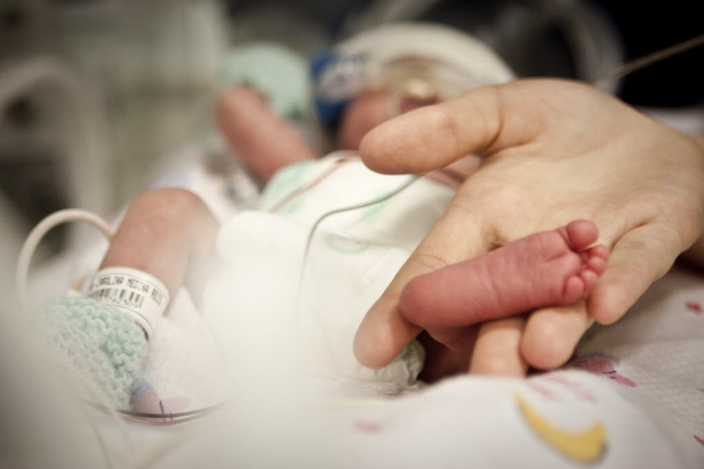 No momento, você está visualizando Deputados aprovam projeto que garante licença-maternidade para mães de bebês prematuros