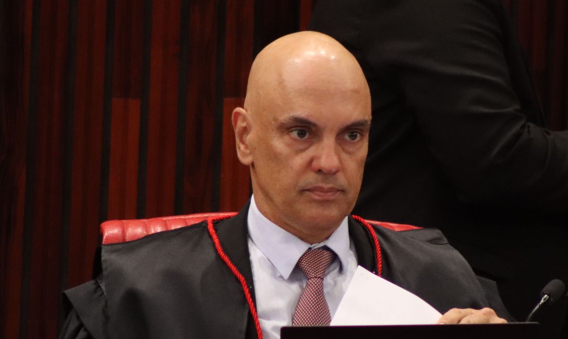 No momento, você está visualizando Moraes autoriza apreensão de eletrônicos e armas de deputada Zambelli
