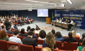 Leia mais sobre o artigo Especialistas pedem regulação de processo midiático