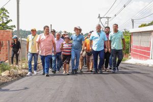 Leia mais sobre o artigo Obras de reestruturação avançam na comunidade Rosa Almeida e prefeito acompanha início da pavimentação