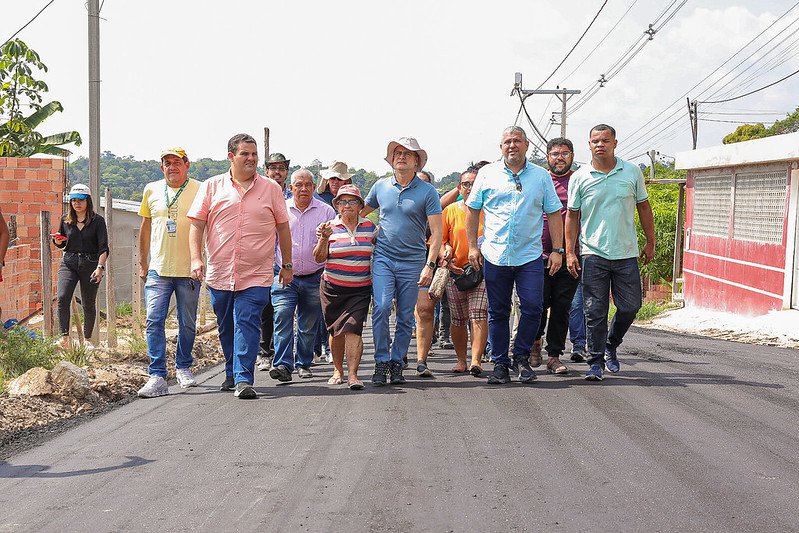 No momento, você está visualizando Obras de reestruturação avançam na comunidade Rosa Almeida e prefeito acompanha início da pavimentação