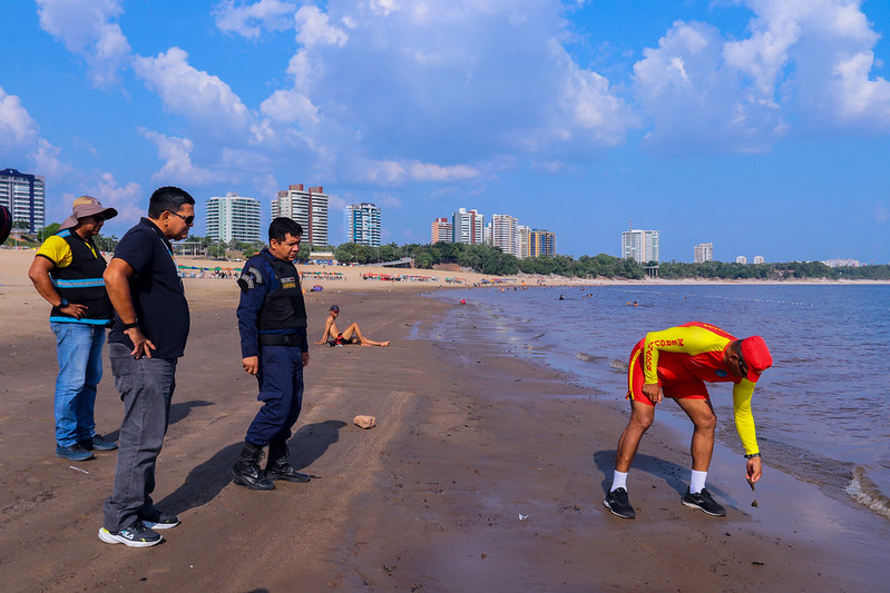 No momento, você está visualizando Prefeitura acompanha vazante e bombeiros fazem medição na praia da Ponta Negra