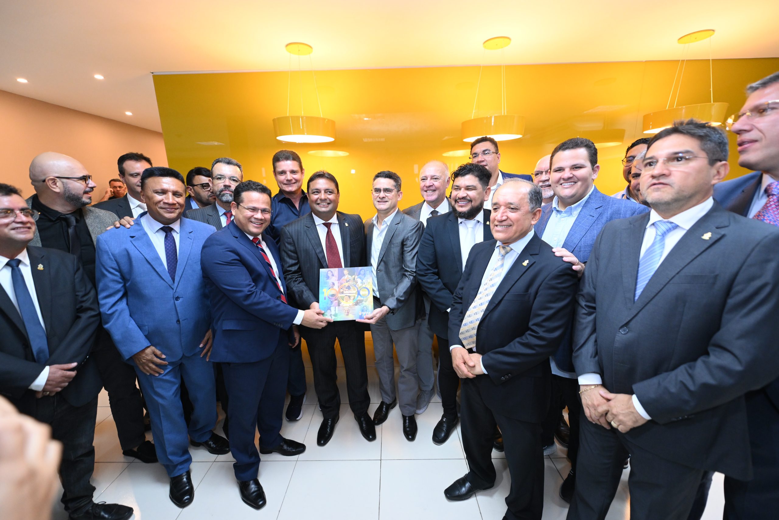 No momento, você está visualizando Prefeito entrega relatório de ações em 1.000 dias de gestão na Câmara Municipal de Manaus
