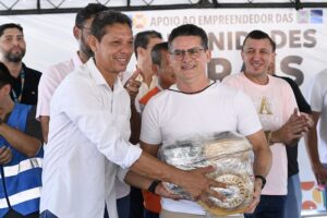 Leia mais sobre o artigo Prefeito entrega embarcações e motores para comunidades rurais afetadas pela seca