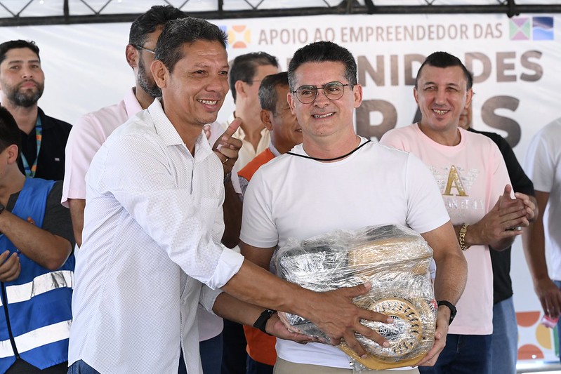No momento, você está visualizando Prefeito entrega embarcações e motores para comunidades rurais afetadas pela seca