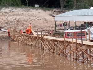 Leia mais sobre o artigo Prefeitura constrói ponte de 150 metros na marina do Davi para conter impactos da seca dos rios