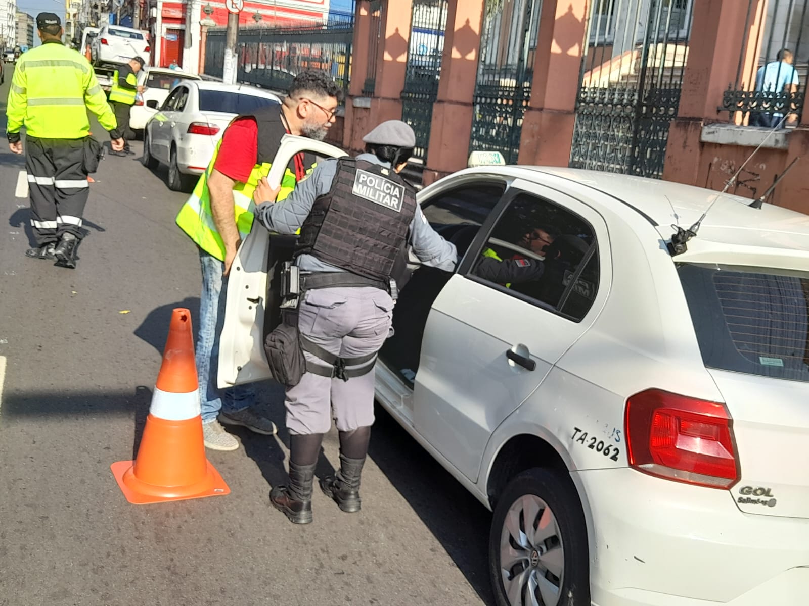 No momento, você está visualizando Prefeitura fiscaliza serviço de táxis no centro de Manaus