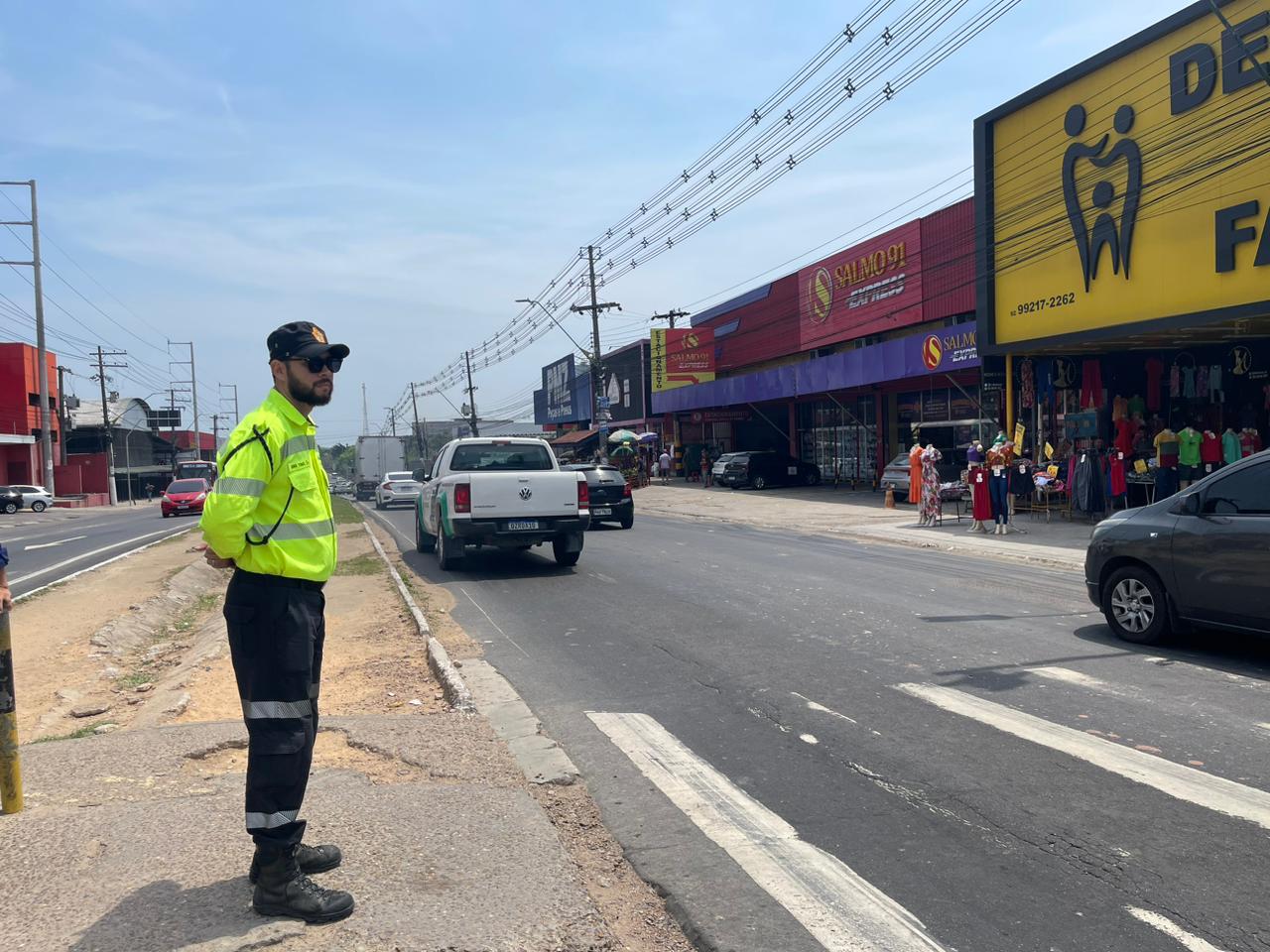 No momento, você está visualizando Operação para coibir passagem de veículos por canteiro central é realizada pela prefeitura