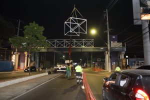 Leia mais sobre o artigo Estrutura metálica da passarela de pedestres da Ephigênio Salles é instalada e obra chega a 80% de execução