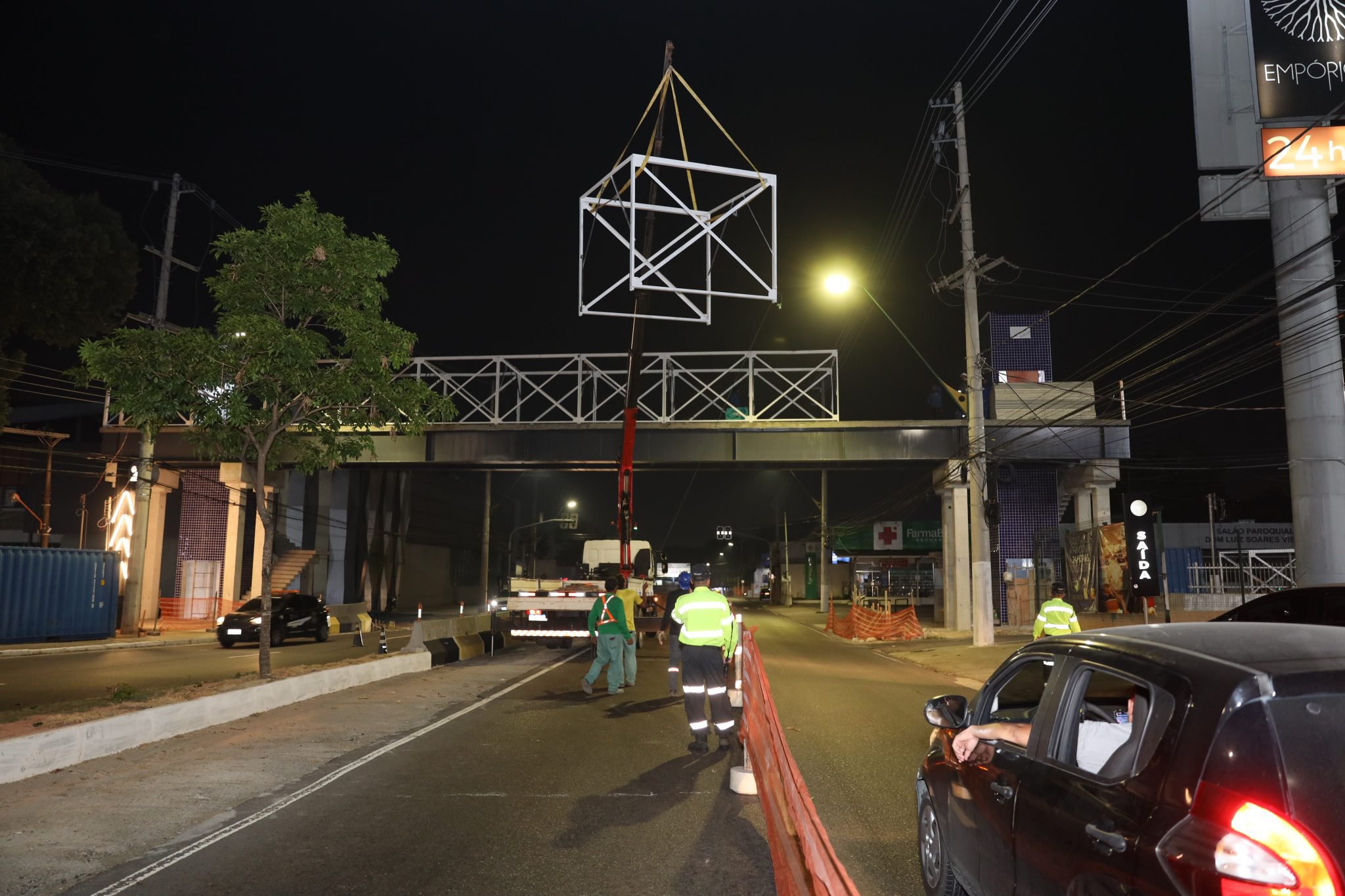 No momento, você está visualizando Estrutura metálica da passarela de pedestres da Ephigênio Salles é instalada e obra chega a 80% de execução