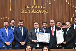 Leia mais sobre o artigo Sob a presidência de Roberto Cidade, Aleam homenageia senador Omar Aziz com título de Cidadão do Amazonas e com a medalha Ruy Araújo