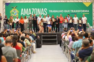 Leia mais sobre o artigo Wilson Lima entrega 355 títulos de imóveis e reassenta famílias das comunidades da Sharp e Manaus 2000