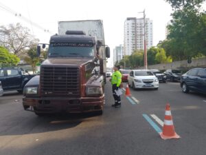 Leia mais sobre o artigo Veículos pesados são autuados na avenida Mário Ypiranga Monteiro por irregularidade