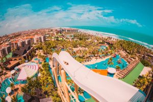Leia mais sobre o artigo Beach Park de Fortaleza é condenado a indenizar casal de turistas de Manaus por danos morais e material