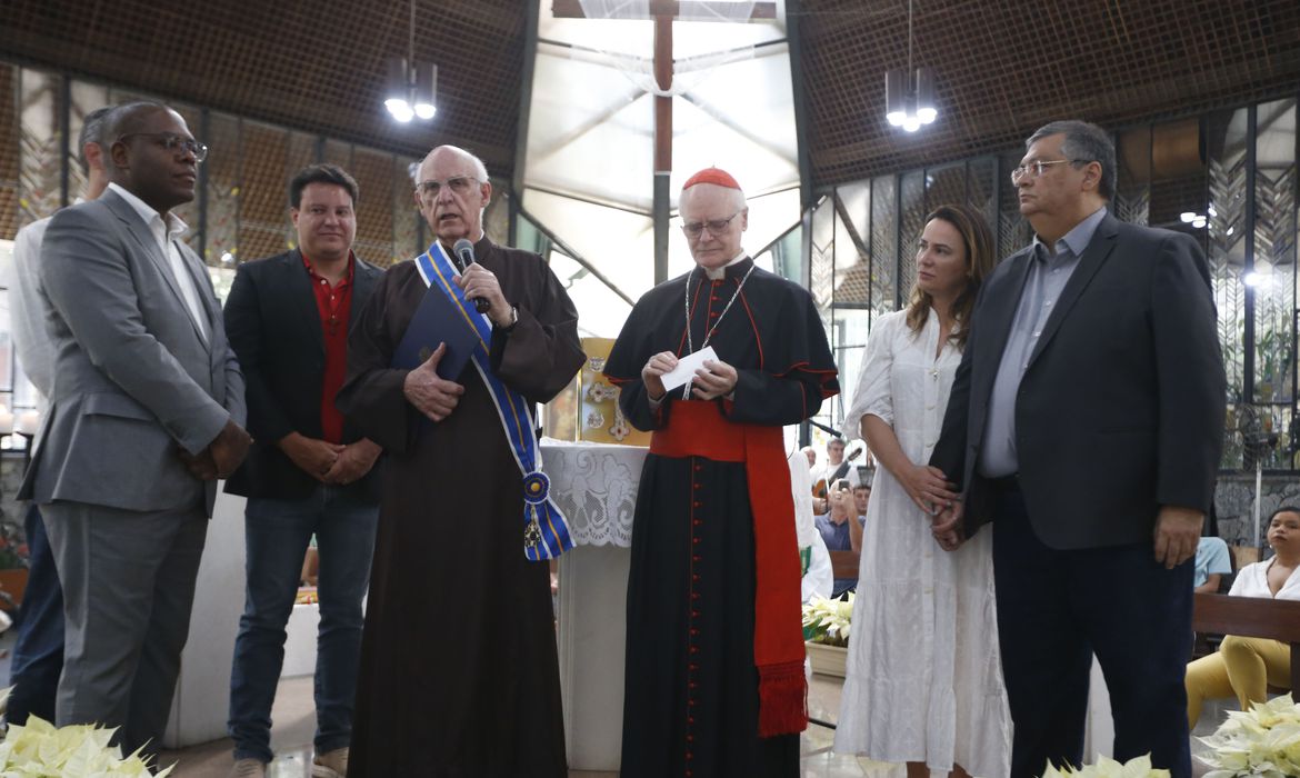 No momento, você está visualizando Padre Júlio Lancellotti recebe medalha da Ordem do Mérito