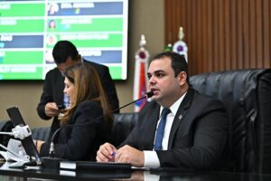 Leia mais sobre o artigo Roberto Cidade comanda votação que autoriza contratação de profissionais da enfermagem e moção de repúdio à ministra do Meio Ambiente