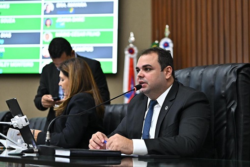 No momento, você está visualizando Roberto Cidade comanda votação que autoriza contratação de profissionais da enfermagem e moção de repúdio à ministra do Meio Ambiente